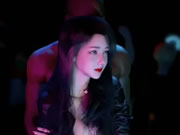 एशियाई सुंदरता और काले पुरुष नृत्य करते हैं